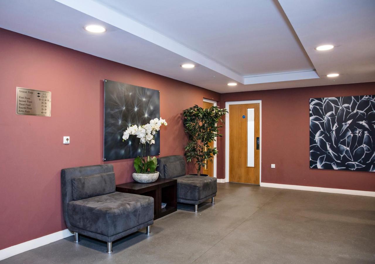 Oakdale at Park Heights Apartment Woking Bagian luar foto