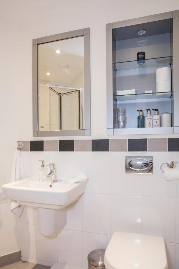 Oakdale at Park Heights Apartment Woking Bagian luar foto