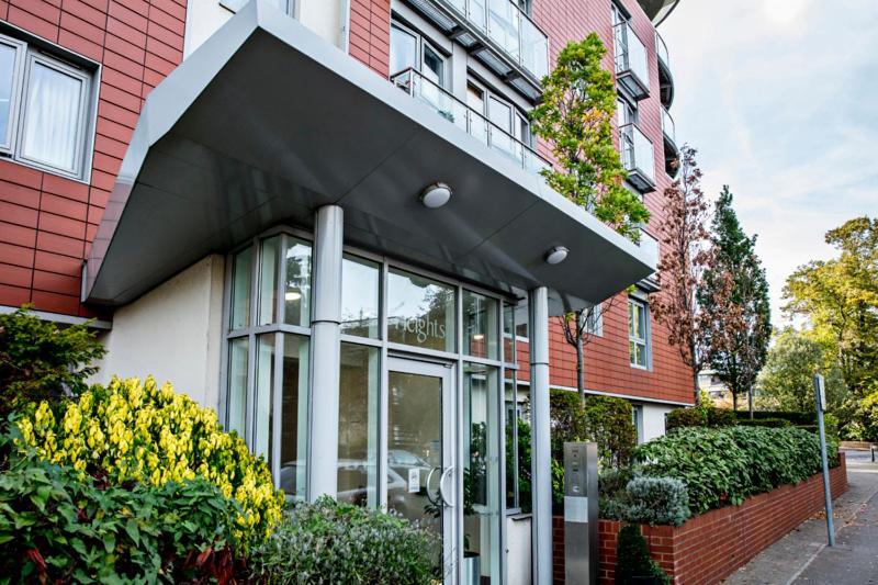 Oakdale at Park Heights Apartment Woking Bagian luar foto